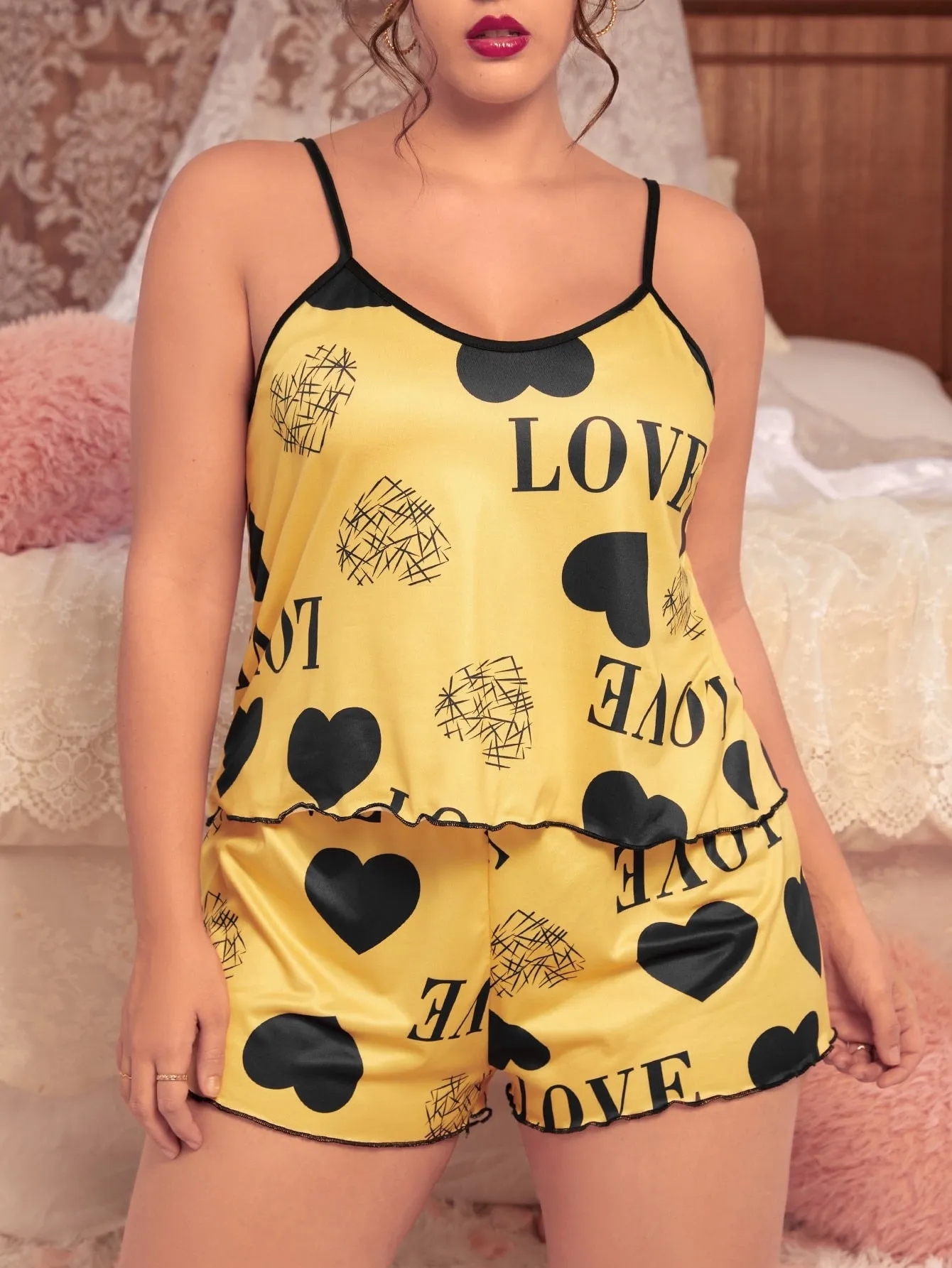 Plus Heart & Letter Graphic Contrast Binding PJ Set